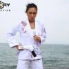 Fluory BJJF26 Butterfly BJJ GI Bianco -Eleganza Atletica Negozio fluory bjjf26 butterfly bjj gi white 1