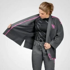 Hayabusa Women Lightweight Jiu Jitsu Gi Grigio-Rosa -Eleganza Atletica Negozio hayabusa women lightweight jiu jitsu gi grey pink 4