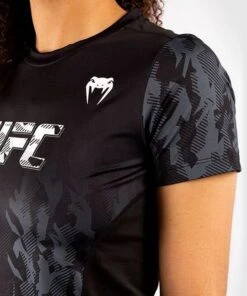 Venum UFC Authentic Fight Week Women's Performance Short Sleeve T-shirt Nero 7 Venum UFC Authentic Fight Week Women's Performance Short Sleeve T-shirt Nero -Eleganza Atletica Negozio venum ufc authentic fight week womens performance short sleeve t shirt black 3